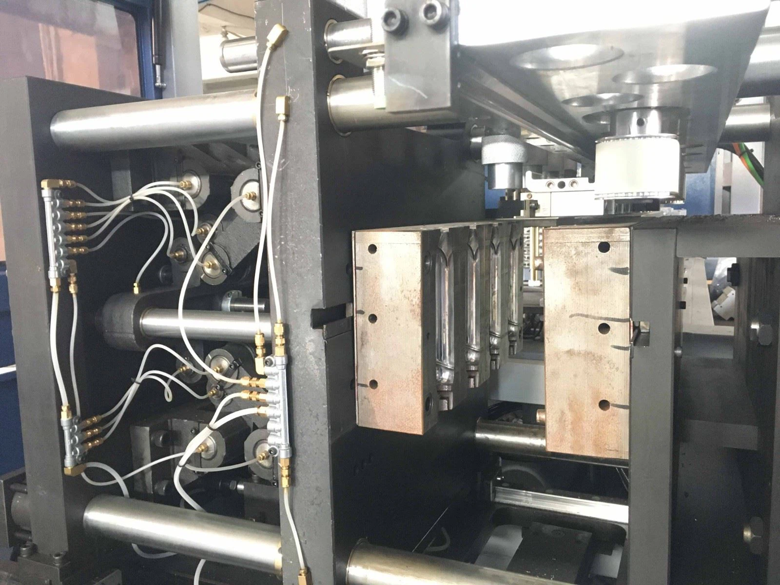 plastic bottle blow molding machine-3.jpg plastic bottle blow molding machine-3.jpg